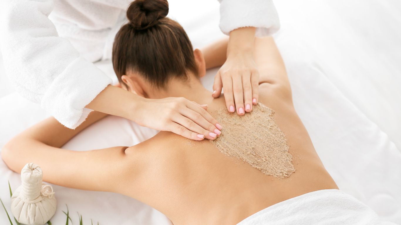 M.E.G Tělový peeling pomáhá čistit pokožku, vyhlazuje ji, hydratuje a pomáhá ji zbavit se odumřelých buněk.